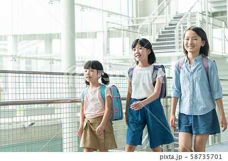 小学生 登校 学校 子供 学校生活イメージ 58735701