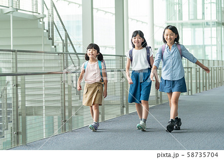 小学生 登校 学校 子供 学校生活イメージ 58735704