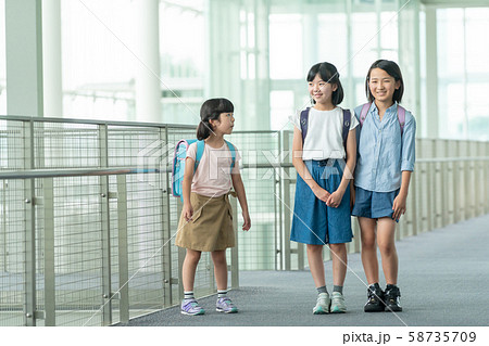 小学生 登校 学校 子供 学校生活イメージ 小学生 登校 学校 子供 学校生活イメージ 58735709