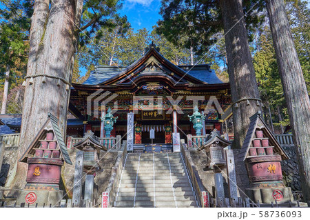埼玉県秩父市の三峯神社(みつみねじんじゃ)の拝殿と神木 58736093