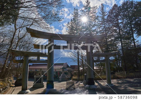 埼玉県秩父市の三峯神社(みつみねじんじゃ)の三ツ鳥居を参道側から見る 58736098
