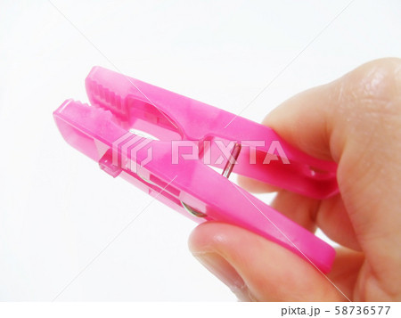 手に持った洗濯バサミ 58736577