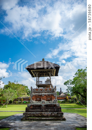 バリ島 世界遺産 タマンアユン寺院の境内 中庭 バリ島 世界遺産 タマンアユン寺院の境内 中庭 58736680