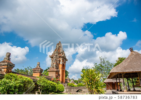バリ島　世界遺産　タマンアユン寺院の門　中庭 58736783