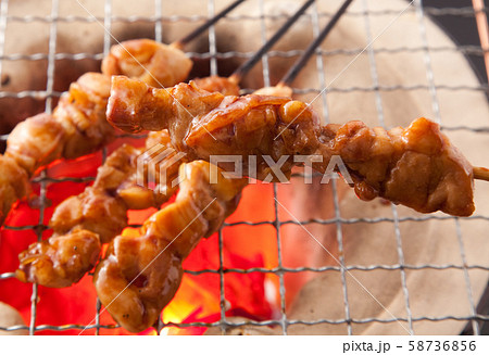やきとり　タレ焼き　　炭火焼き鳥 58736856