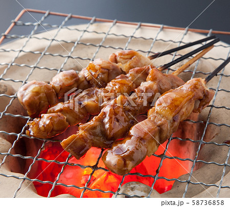 やきとり　タレ焼き　　炭火焼き鳥 58736858