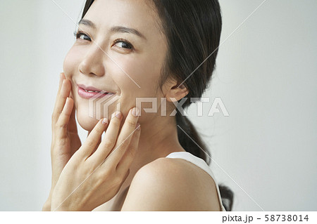 女性　ビューティー　スキンケア 58738014