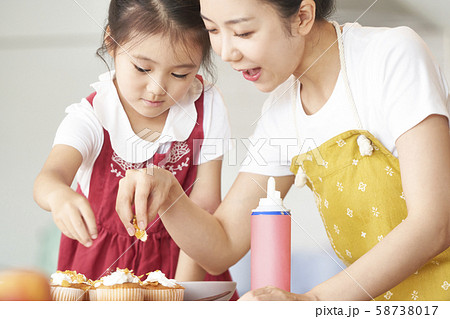 親子　クッキング 58738017