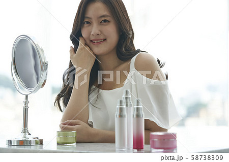 女性　ビューティー 58738309