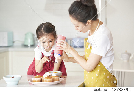 親子 クッキングの写真素材