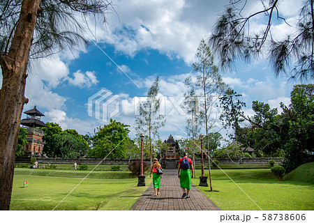 バリ島 世界遺産 タマンアユン寺院の境内 中庭を散策する観光客 バリ島 世界遺産 タマンアユン寺院の境内 中庭を散策する観光客 58738606