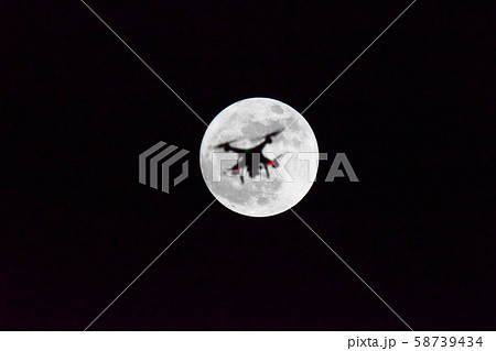 月とドローン 58739434