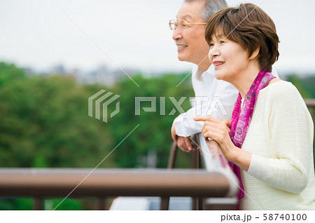 シニア 夫婦 ベランダ 58740100