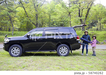 キャンプイメージ　車に荷物を積む親子 58740262