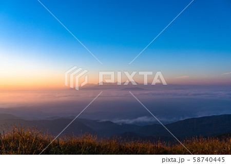 《長野県》南アルプスと雲海・高ボッチ山の眺め 《長野県》南アルプスと雲海・高ボッチ山の眺め 58740445