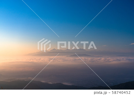《長野県》南アルプスと雲海・高ボッチ山の眺め 《長野県》南アルプスと雲海・高ボッチ山の眺め 58740452