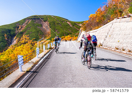 《長野県》紅葉の乗鞍岳・自然風景 58741579