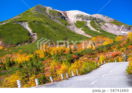 《長野県》紅葉の乗鞍岳・自然風景 58741660