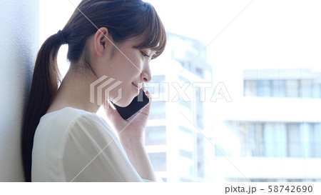 電話をする女性 電話をする女性 58742690