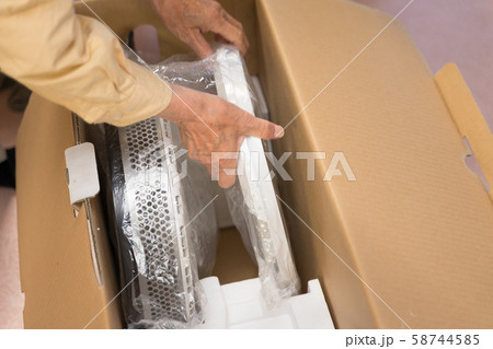 扇風機の梱包　取り出し 58744585