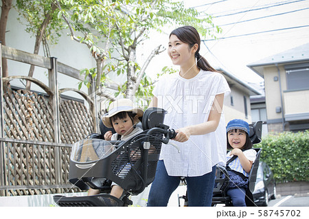 女性　ママチャリ　自転車　送り迎え　通勤　出勤　主婦 58745702
