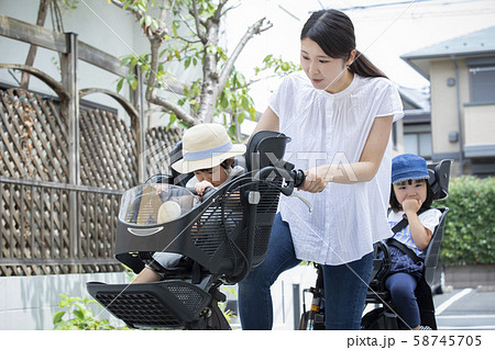 女性 ママチャリ 自転車 送り迎え 通勤 出勤 主婦 女性 ママチャリ 自転車 送り迎え 通勤 出勤 主婦 58745705