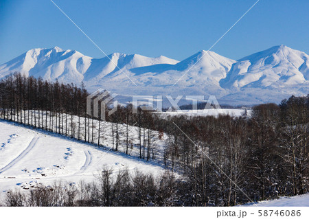 青空と雪の連山 十勝岳連峰 青空と雪の連山 十勝岳連峰 58746086