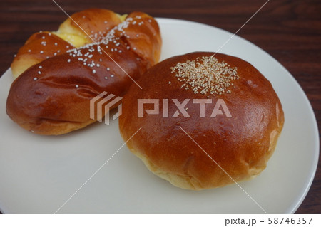 皿の上のアンパンとクリームパン 58746357