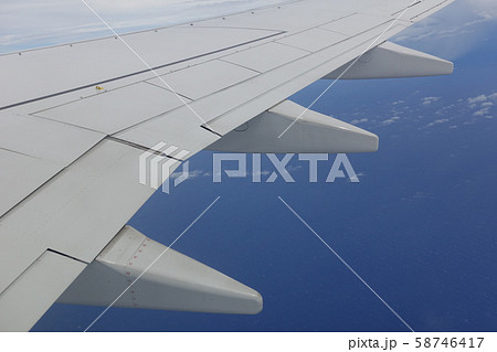 飛行機の翼 58746417