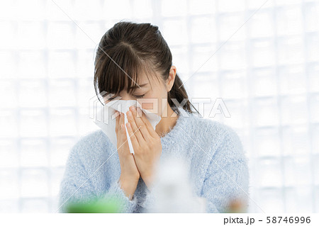 鼻をかむ　　女性　 58746996