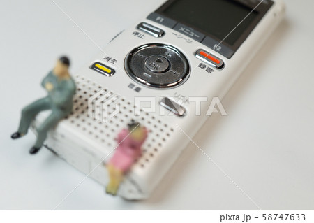 ボイスレコーダーに座る男女 58747633