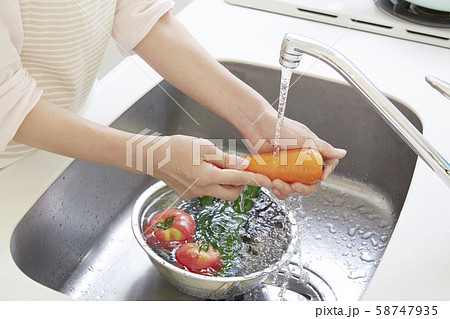女性　野菜を洗う　キッチン 58747935