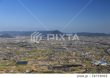讃岐（丸亀）平野と讃岐富士（飯野山）※西から東への展望 58749069