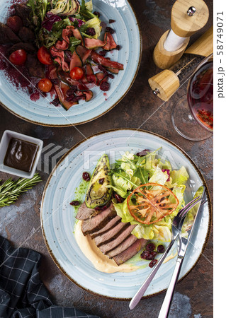 Two beef salads with red wine 58749071