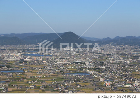 讃岐（丸亀）平野と讃岐富士（飯野山）※西から東への展望 58749072