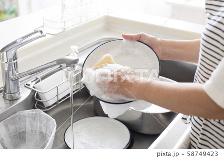 食器を洗う主婦の手元 58749423