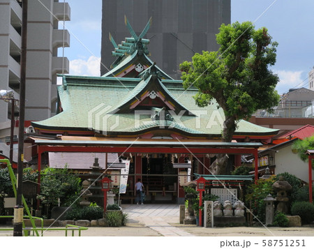 大鳥居がそびえ立つ尼崎えびす神社 58751251