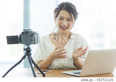 若い女性 ビデオ撮影 58752128