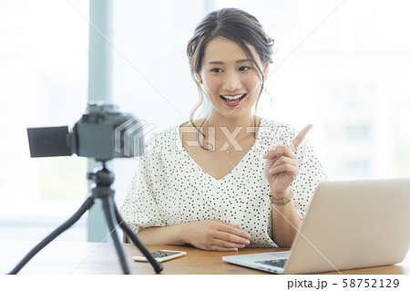 若い女性 ビデオ撮影 若い女性 ビデオ撮影 58752129