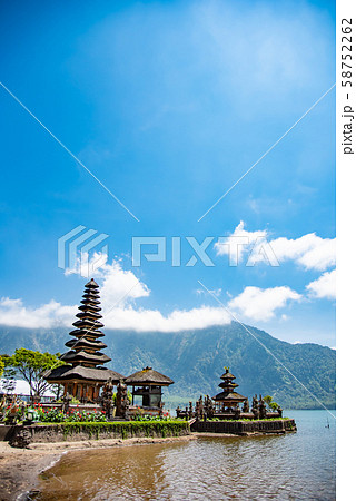 インドネシア　バリ島　湖畔のウルン・ダヌ・ブラタン寺院 58752262