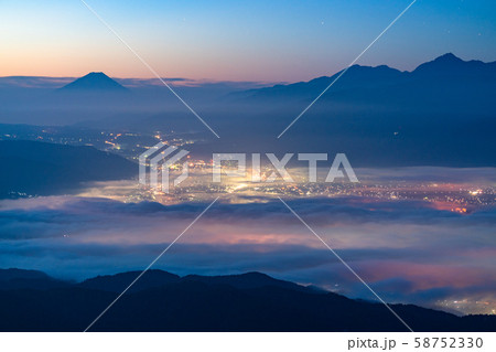 《長野県》富士山と雲海・高ボッチ高原の眺望 《長野県》富士山と雲海・高ボッチ高原の眺望 58752330