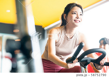 女性　スポーツ　サイクリング 58752790