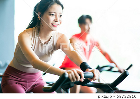女性　スポーツ　サイクリング 58752810