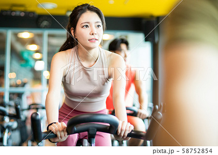 女性　スポーツ　サイクリング 58752854