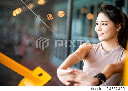 女性　スポーツ　ストレッチ 58752866