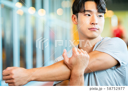 男性　スポーツ　ストレッチ 58752977