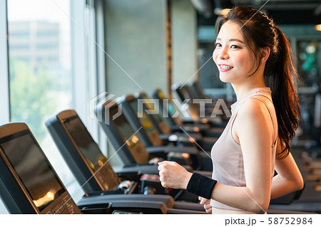 女性　スポーツ　ランニングマシン 58752984