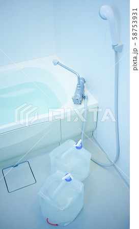 災害対策でお風呂やポリタンクに水を貯めている様子 災害対策でお風呂やポリタンクに水を貯めている様子 58753931
