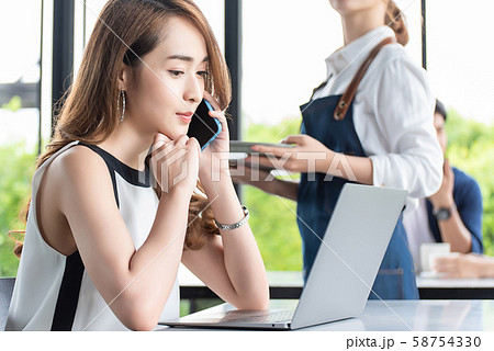 女性　ビジネス　通話 58754330