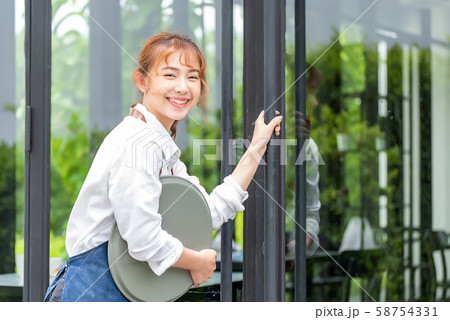 女性　カフェ　店員 58754331